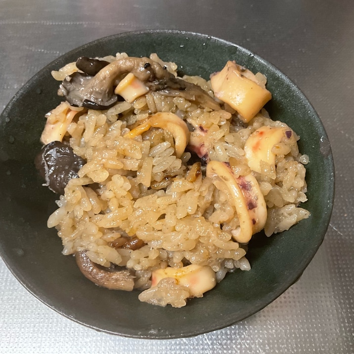 キノコ(椎茸・舞茸)とヒイカでイカ飯風炊き込みご飯